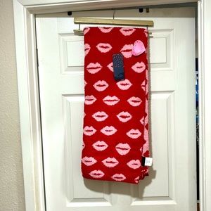 Rachel Roy valentines lips throw 50x60